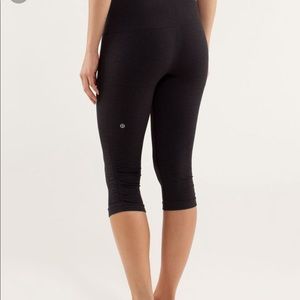 BLACK Lululemon in the flow crop capri legging